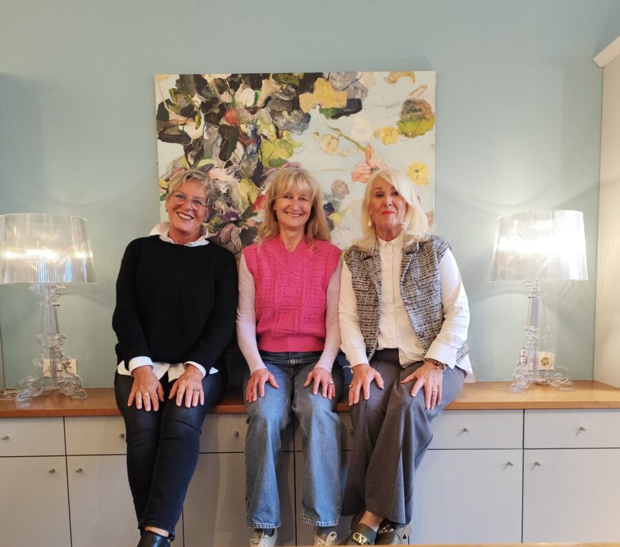 Pavlina in ihrer Ausstellung in der Boutique Cocodrillo mit Gitti Berger