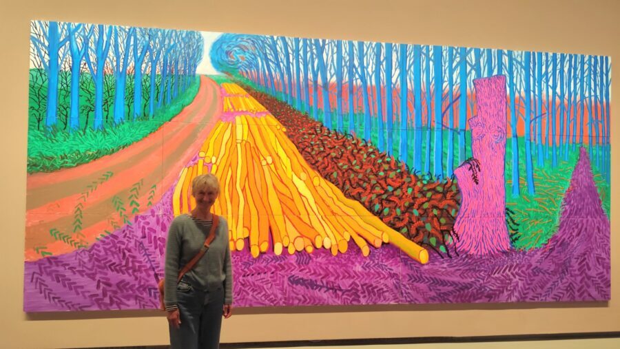 Pavlina steht vor einem großen Kunstwerk von David Hockney in der Fondation Louis Vuitton in Paris