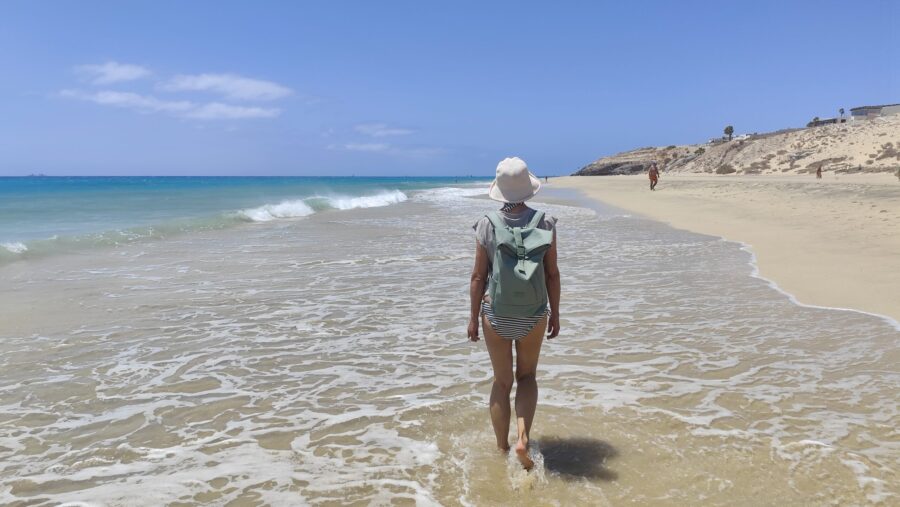 Pavlina läuft am weiten Strand in Fuerteventura.