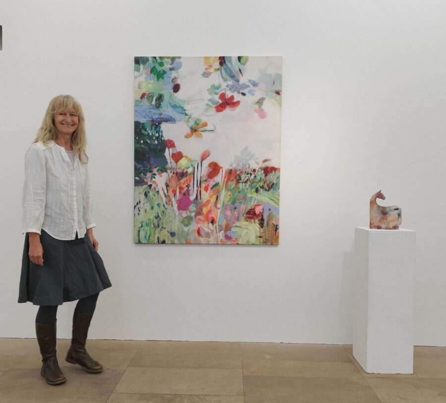 Pavlina steht im Palais Stutterheim vor ihrem von der Jury ausgewählten Kunstwerk in der Ausstellung Herbstsalon 2025 des Kunstvereins Erlangen