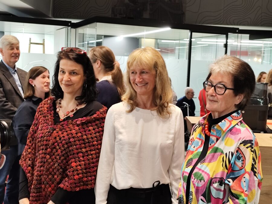 Pavlina mit Gabriella Hejja und Ulla Schödel in der Ausstellung "Florales" des Kunstmuseums Erlangen in der Sparkasse Erlangen.